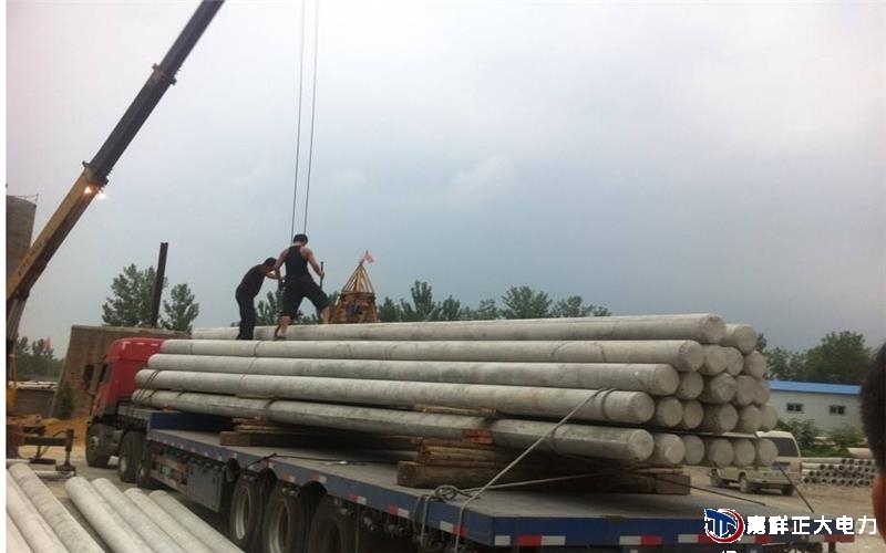 電線桿在安裝接地裝量前的涵驗(yàn)對(duì)于臨時(shí)斷電的線路，在保護(hù)性接地安裝前架線工必需確認(rèn)線路己停電