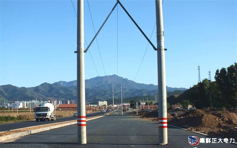 高壓電線桿的蒸養(yǎng)方式不外乎有以下幾種：電桿模內(nèi)通蒸汽、坑式或者窖式的蒸養(yǎng)