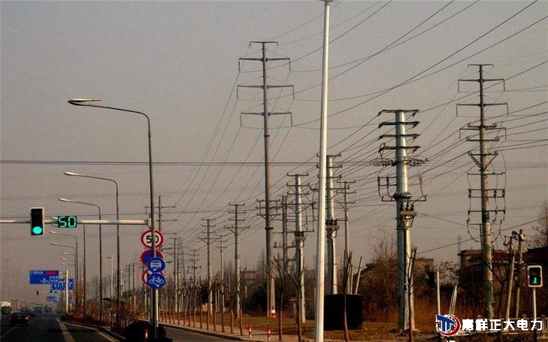 電線桿支點(diǎn)兩邊面使用木墊塞牢，綁扎結(jié)實(shí)，避免翻滾、跳動(dòng)和磕碰，重心要平穩(wěn)，裝車完成后使用鋼絲繩系緊